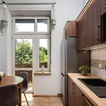 Classy Old Town - By Upstairs Apartment *
